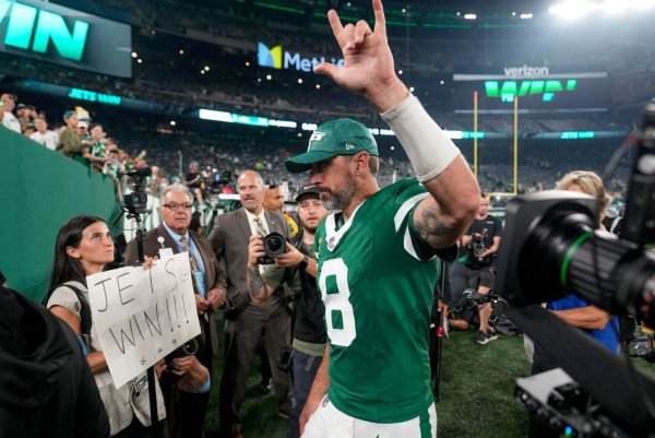 Star-Quarterback Aaron Rodgers feiert seinen ersten Heimsieg mit den Jets. - © Seth Wenig/AP/dpa