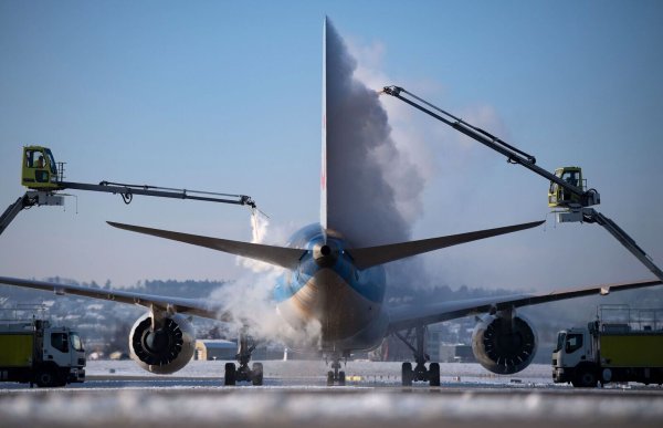 Kommt es zu größeren Verspätungen, weil ein Flugzeug vor dem Start einteist werden muss, können Flugreisende nun auf Entschädigungen hoffen. - © Marijan Murat/dpa/dpa-tmn