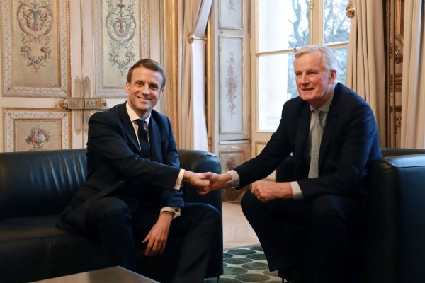 Frankreichs neuer Premier Barnier hat die Zusammensetzung des künftigen Kabinetts Präsident Macron vorgelegt (Archivbild). - © Ludovic Marin/AFP POOL/AP/dpa