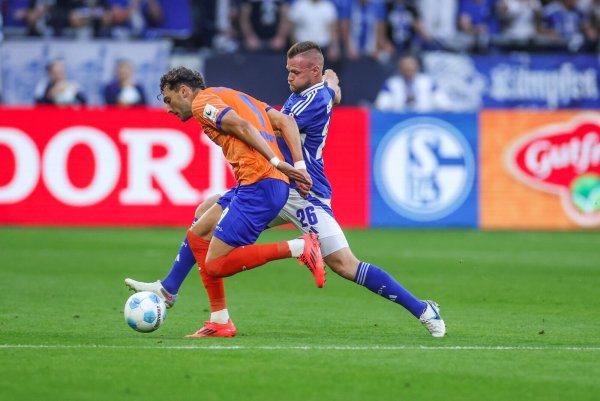 Denkwürdige Niederlage: Schalke verspielt ein 3:0 und verliert 3:5 gegen Darmstadt. - © Tim Rehbein/dpa