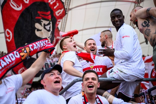 Waldemar Anton und Serhou Guirassy feierten im Mai noch mit dem VfB die überraschende Vizemeisterschaft. - © Tom Weller/dpa