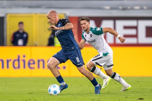 Sven Michel (l) und der SC Paderborn bleiben ungeschlagen. - © David Inderlied/dpa