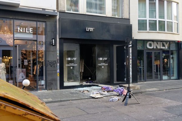 Die Polizei veröffentlicht erneut Fotos von einem Verdächtigen nach den Kölner Explosionen. - © Henning Kaiser/dpa