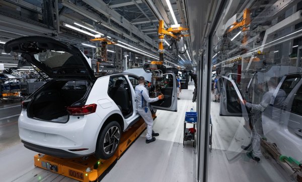 Die deutsche Autoindustrie kämpft mit schwachen Verkaufszahlen besonders bei E-Autos. (Archivbild) - © Hendrik Schmidt/dpa