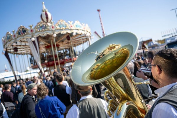 Blasmusik gehört zur Wiesn. - © Lennart Preiss/dpa