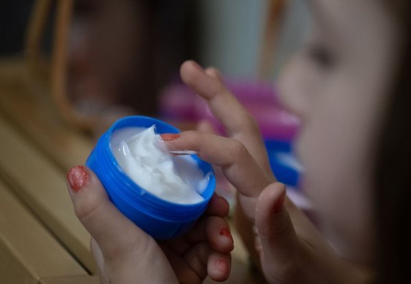 Kosmetik-Trends bei Kindern spielen eine immer größere Rolle. (Illustration) - © Hendrik Schmidt/dpa