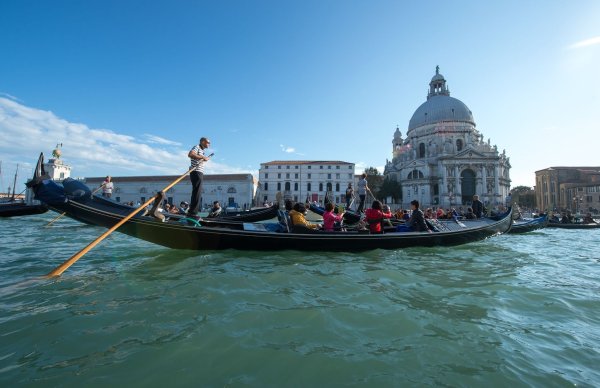 Wer als Tagestourist nach Venedig wollte, musste dieses Jahr an 29 ausgewählten Tagen fünf Euro Eintritt zahlen - nächstes Jahr sollen es dann sogar bis zu zehn Euro werden. - © Andrea Warnecke/dpa-tmn