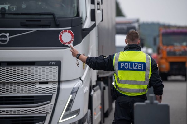 Laut einer Analyse des Kreditversicherers Allianz Trade könnten die temporären Grenzkontrollen zu Einbußen beim Bruttoinlandsprodukt in Höhe von bis zu 11,5 Milliarden Euro führen. - © Harald Tittel/dpa