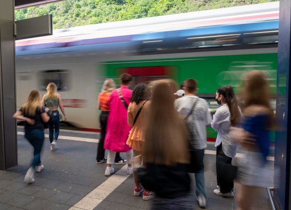 Rund 1,3 Milliarden Fahrgäste nutzten allein den öffentlichen Nahverkehr mit Bahnen. (Archivbild) - © Harald Tittel/dpa