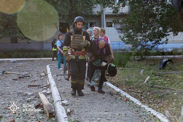 Das russische Militär greift ukrainische Städte immer wieder aus der Luft an - und stürzt die Bewohner damit in Not. - © ---/Ukraine\\\'s Emergency Service/AP/dpa