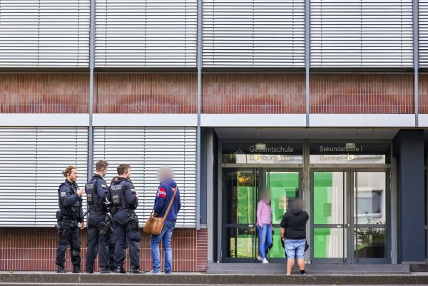 Die Schülerinnen und Schülern wurden von einem Bus nach Duisburg zurückgebracht. - © Christoph Reichwein/dpa