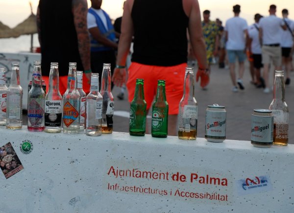 Menschen sind auf der Promenade am Strand von Arenal unterwegs (Archivbild). Gastronomen wollen mithilfe eines Privatdetektivs Beweise gegen Sauftouristen sammeln. - © Clara Margais/dpa