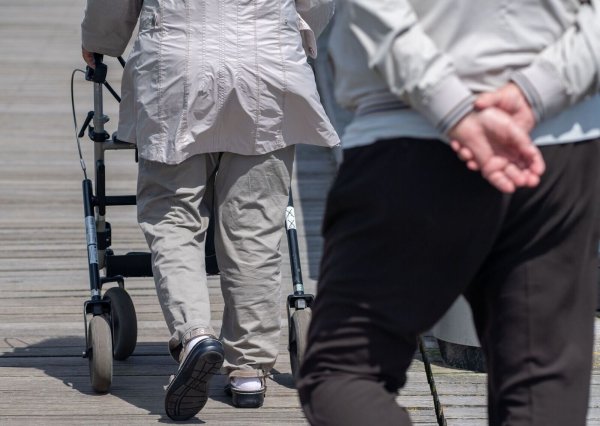 Nach Einschätzung der Rentenversicherung wird es auch im nächsten Jahr wieder einen Anstieg der Rente geben. - © Stefan Sauer/dpa