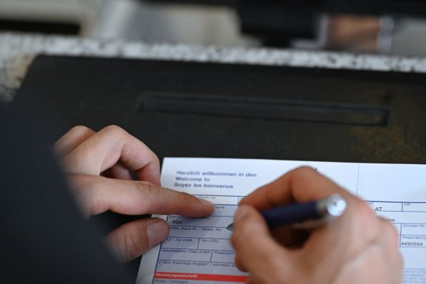 Das neue Gesetz zum Bürokratieabbau betrifft auch die Meldezettel bei Hotelübernachtungen. (Symbolbild) - © Katharina Kausche/dpa