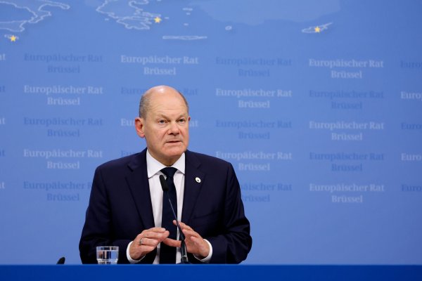 Bundeskanzler Scholz (SPD) fordert eine beschleunigte Umsetzung der Reform. - © Geert Vanden Wijngaert/AP/dpa