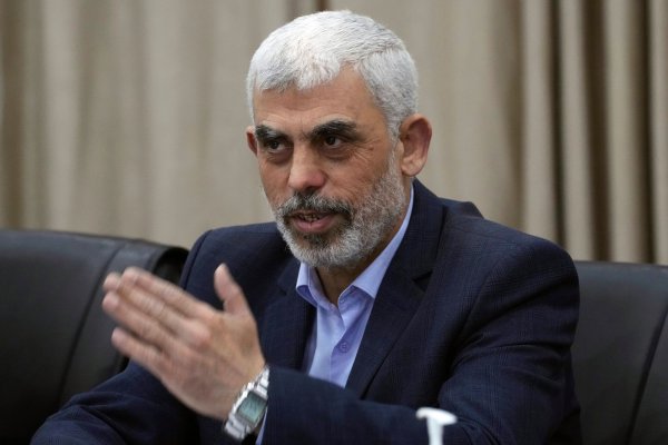 Auch von der Hamas für tot erklärt: Der Chef der Terrororganisation, Sinwar. - © Adel Hana/AP/dpa