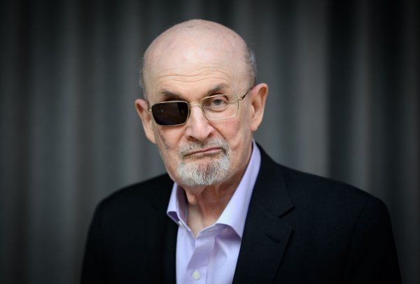 Salman Rushdie verlor bei der Attacke ein Auge. - © Bernd von Jutrczenka/dpa