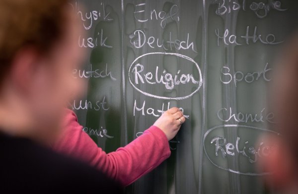 Christlicher Religionsunterricht wird immer weniger besucht. (Symbolbild) - © Friso Gentsch/dpa