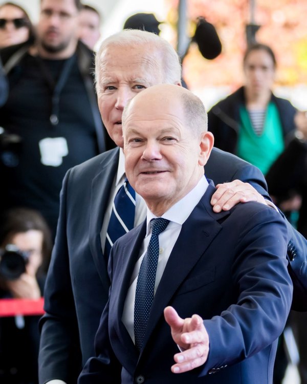 Für Kanzler Scholz hat US-Präsident Biden bei seinem Besuch besonders viel Lob übrig. - © Christoph Soeder/dpa