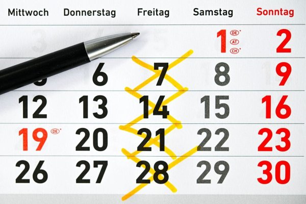 Im Arbeitszeitmodell der Vier-Tage-Woche könnte der Freitag als Arbeitstag wegfallen. (Symbolbild) - © Sina Schuldt/dpa