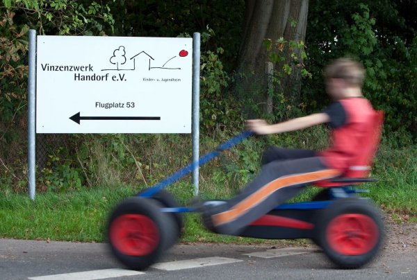 2013 lebten mindestens 58.000 Kinder und Jugendliche nicht bei ihren leiblichen Eltern. (Symbolbild) - © Friso Gentsch/dpa