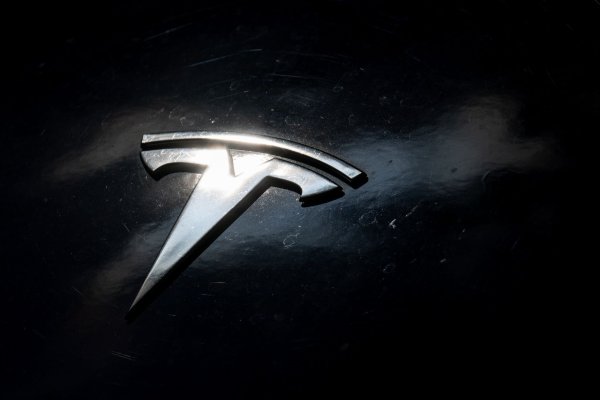 Die Behörde prüft, ob Teslas Software angemessen auf schlechte Sichtverhältnisse reagiert. (rchivbild) - © Sebastian Gollnow/dpa