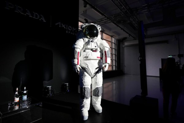Mit den Raumanzügen sollen Astronauten übernächstes Jahr wieder zum Mond fliegen. - © Antonio Calanni/AP