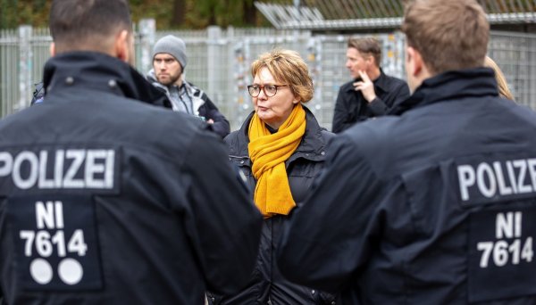 Niedersachsens Innenministerin Behrens hatte in den vergangenen Monaten auf einen Ausschluss aller Gästefans beim Derby Braunschweig gegen Hannover gedrängt. (Archivbild) - © Moritz Frankenberg/dpa