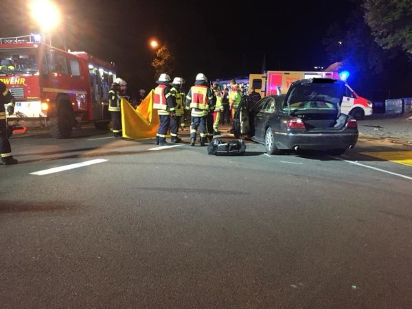 Neben der Polizei waren die Löschgruppe Steinbründorf, der Löschzug Vlotho, die Wehrführung, drei Rettungswagen und zwei Notarzteinsatzfahrzeuge im Einsatz. - © Feuerwehr Vlotho