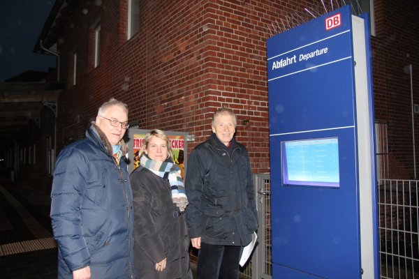 Zu Gast im Lagenser Bahnhof: (von links) Ulrich Reuter, Martina Hannen und Dr. Rudolf Hüls. - © Wolfgang Becker