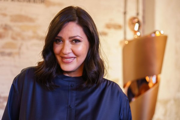 Schauspielerin Jasmin Shakeri wird die Verleihung des Deutschen Filmpreises moderieren. - © Jason Harrell/dpa