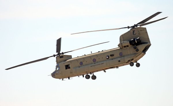 Boeing-Helikopter vom Typ CH-47 Chinook während eines Flugs auf der Internationalen Luft- und Raumfahrtausstellung ILA im Juni vergangenen Jahres. - © Wolfgang Kumm/dpa