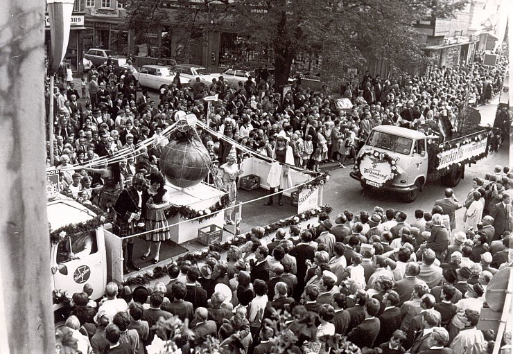 Bei den Heimattagen 1965 kommen Tausende Zuschauer nach Detmold. - © T. de Jong Posthumus/Stadtarchiv Detmold