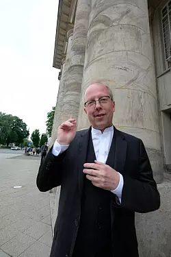 Intendant Kay Metzger, der Detmold zum Ende der Spielzeit nach 13 Jahren verlässt und in gleicher Funktion ans Theater Ulm wechselt, wurde verabschiedet. - © Vera Gerstendorf-Welle