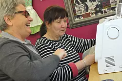 Charles Dickens Festival: Die Kost&uuml;me n&auml;hen unter anderem B&auml;rbel Rathmann und Daniela Klik (von links). - &copy; Tanja Sauer