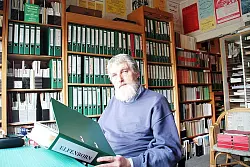 Kennt sich aus: Ulrich Siekmann in seinem Archiv, in dem ungez&auml;hlte Ordner Einblicke in die Geschichte von Varenholz und Stemmen gew&auml;hren &ndash; dazu geh&ouml;rt auch der schon lange nicht mehr existierende Elfenborner M&auml;rchenwald. - &copy; Foto: Stracke