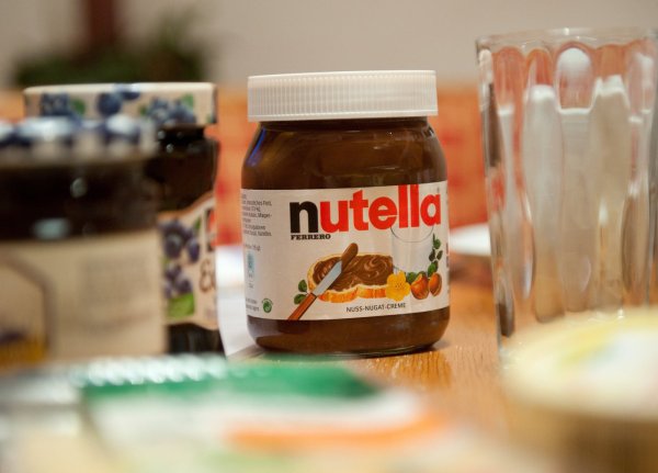 Fester Platz auf dem Frühstückstisch: Den Markennamen Nutella gibt es seit 1964. - © dpa