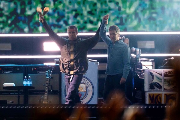 Endlich vereint: Liam und Noel Gallagher auf der Bühne. - © Scott A Garfitt/Invision/AP/dpa