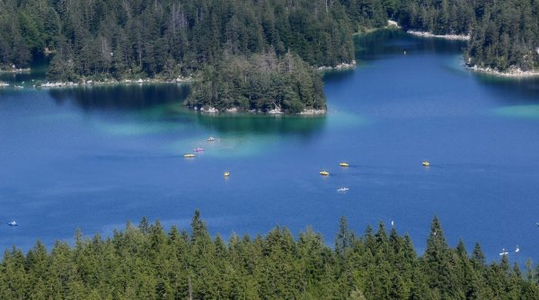 Im Eibsee sind ein Mann und sein Sohn untergegangen. (Symboldbild) - © Angelika Warmuth/dpa