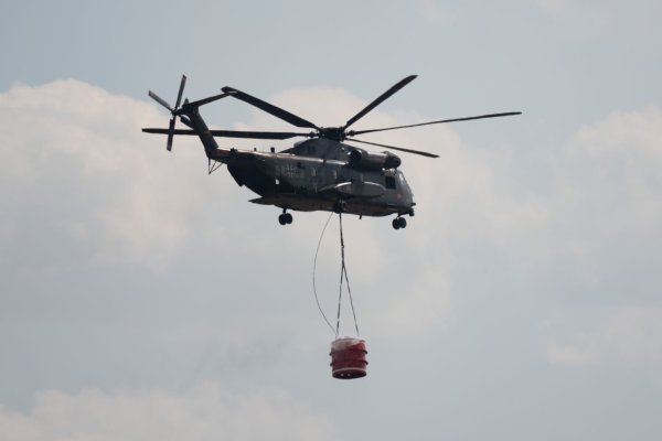 Auch ein Löschhubschrauber soll bei Tageslicht unterstützen, hieß es. - © Sebastian Kahnert/dpa