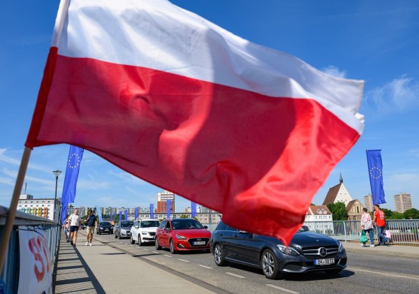 Polen beginnt ab Montag mit Grenzkontrollen zu Deutschland - das könnte zu Staus führen. Das Bundesinnenministerium will Staus durch deutsche Kontrollen vermeiden. - © Patrick Pleul/dpa
