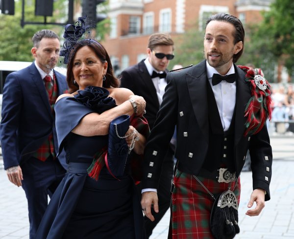 Der 37-Jährige Rory McPhee kommt im Kilt zu seiner Hochzeit mit dem Ex-Spice-Girl Mel B. - © Toby Shepheard/PA Wire/dpa