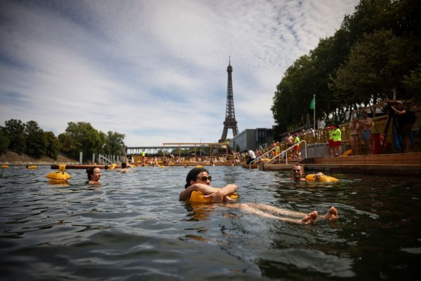 Menschen genießen das Wasser an der Badestelle Grenelle an der Seine in Paris. - © Thomas Padilla/AP/dpa