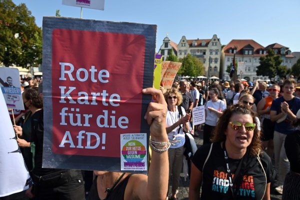 Etwa 3.000 Menschen bei Protest gegen AfD in Erfurt - © Martin Schutt/dpa