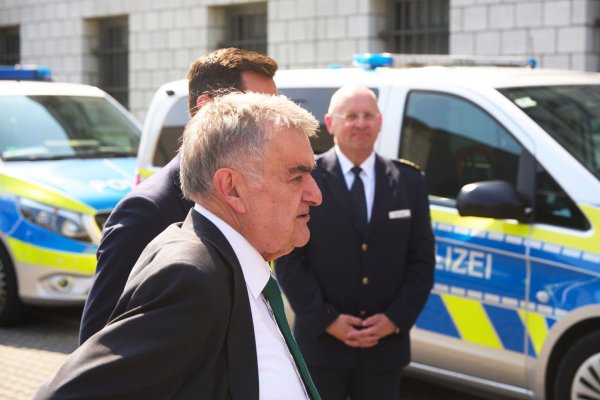 Das couragierte Eingreifen mehrerer Menschen hat beim Messerangriff in einem Bus in Siegen wohl Schlimmeres verhindert. Das lobt auch Herbert Reul. - © Thomas Frey/dpa