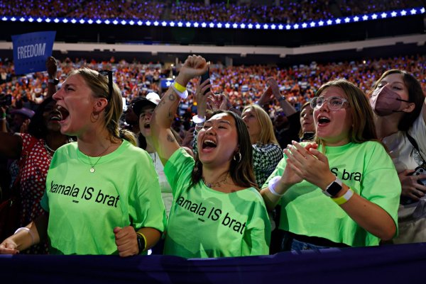 Unterstützerinnen der US-Präsidentschaftskandidatin Kamala Harris jubeln in neongrünen T-Shirts mit der Aufschrift «Kamala is brat» während einer Wahlkampfveranstaltung. «Brat» (übersetzt: Göre) war ein In-Wort dieses Sommers. (Archivbild) - © Yalonda M. James/San Francisco Chronicle/AP/dpa