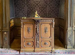 Die Aeolian-Orgel in der Bibliothek des Detmolder Schlosses. Sichtbar ist nur der in einer Nische freistehende Spieltisch. - &copy; LWL/Katharina Stockmann