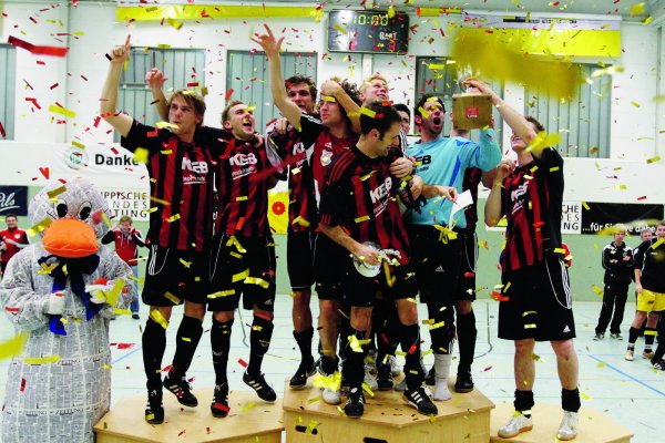 2012: Der RSV Barntrup setzt sich durch und stellt mit Michael Felde den stärksten Schlussmann. Erstmals nehmen 12 statt 8 Teams am Finale teil. Mit 2:3 verliert der SC Bad Salzuflen das Finale. Erstmals feiert der  Sieger im Konfetti-Regen. - © LZ-Archiv