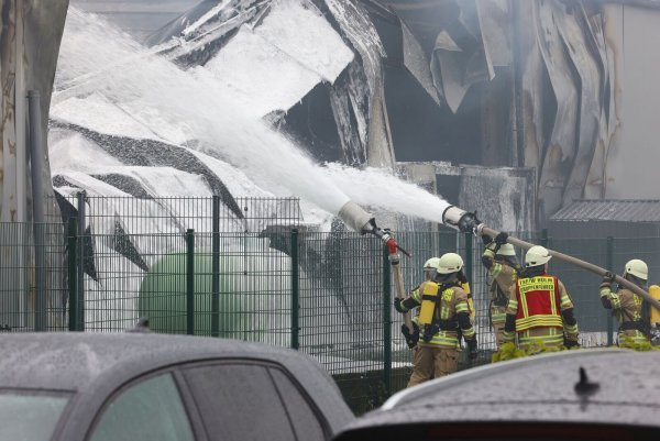 Nach zwei Stunden hat die Feuerwehr den Brand unter Kontrolle - © David Young/dpa
