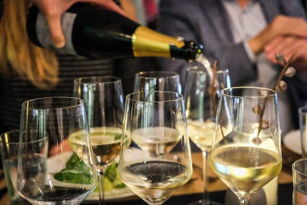 «Kannst du mir das noch einmal erklären?»: Wer mit Weinkennern am Tisch sitzt, wird mit dieser Frage wahrscheinlich offene Türen einrennen. - © Ricarda Dieckmann/dpa-tmn